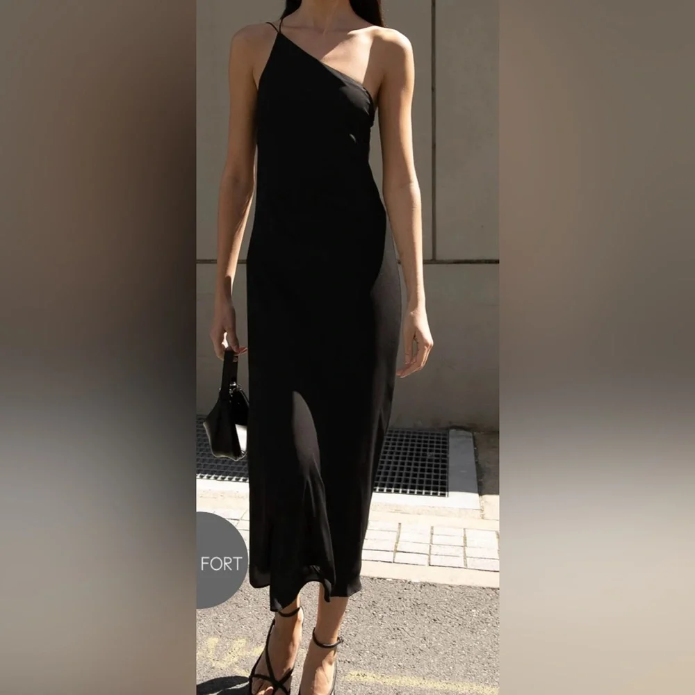 Sleek and Stylish Black Maxi Dress - Picture 4 of 7